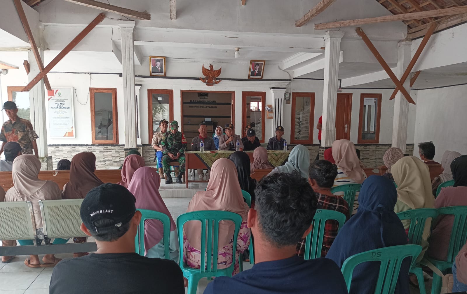 DPKP Sumedang Salurkan Bantuan Beras CPPD untuk Warga Terdampak Bencana di Karangbungur